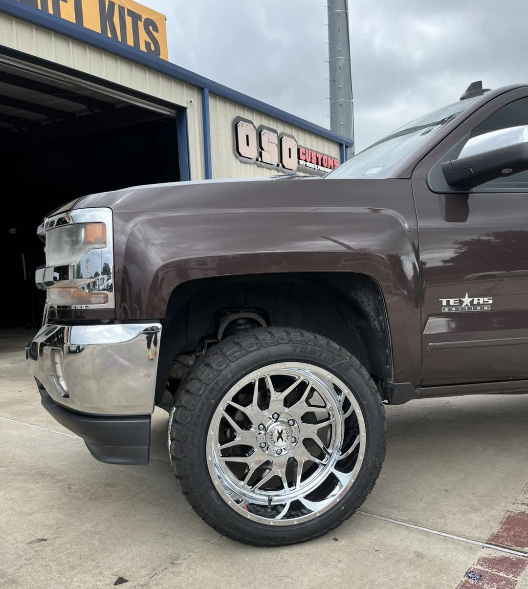 Lifted Bronco Rims & Tires 1